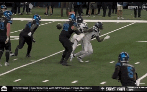 a football game between the titans and dolphins