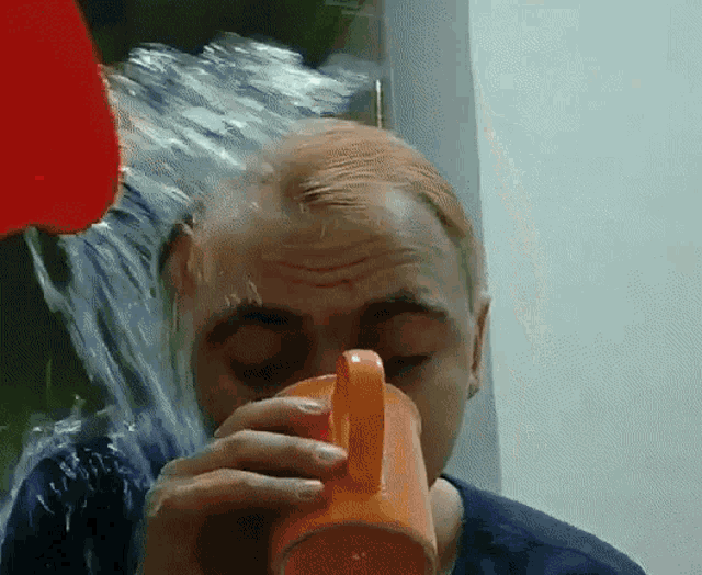 потоп Drinking GIF - потоп Drinking Pouring Water GIFs