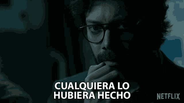 a man wearing glasses says cualquiera lo hubiera hecho