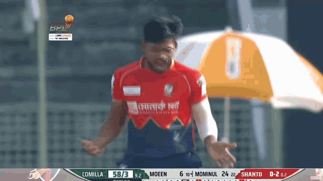 a man wearing a red shirt that says comilla on it