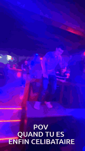 a man is dancing in a dark room with the words pov quand tu es enfin celibataire