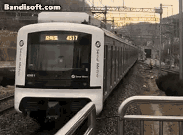 a seoul metro train with the number 4517 on the front