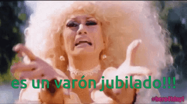 a woman with a large blonde wig says es un varon jubilado !!!