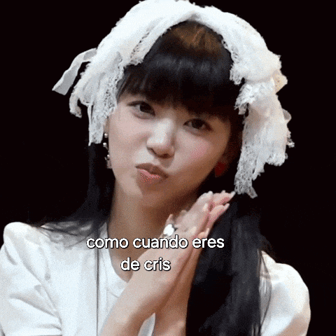 a woman wearing a white headband with the words como cuando eres de cris written on it