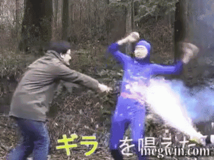 青いタイツの男がゲームの呪文を再現して腹の肉が削げ落ちそうになる GIF