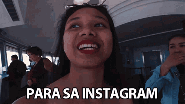 a woman is smiling with the words para sa instagram behind her