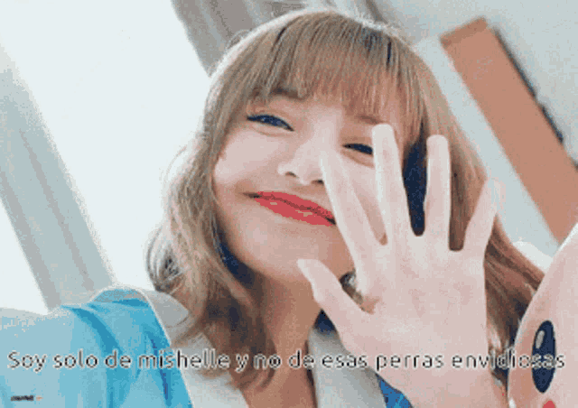 a woman making a funny face with the words soy solo de michelle y no de esas perras envidiosas