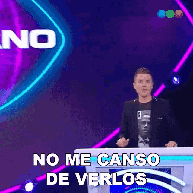 a man stands at a podium with the words no me canso de verlos written below him