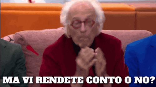 an older man sitting on a couch with the words ma vi rendete conto o no