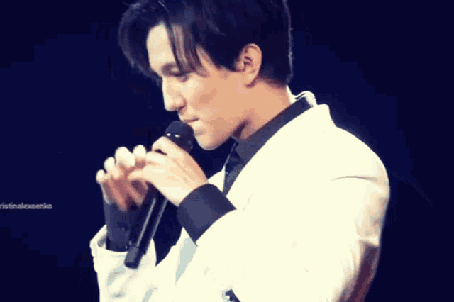 a man singing into a microphone with the word original on the bottom