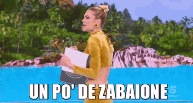 a woman in a yellow dress is holding a piece of paper and the words un po ' de zabalone are on the screen