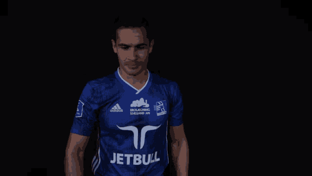 a man wearing a blue jersey that says jetbull