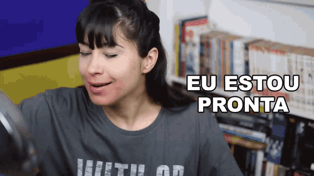 a woman wearing a grey shirt that says eu estou pronta