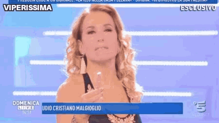 a woman on a tv show with the words " e inutile che fai la simpatica "