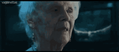 a close up of an elderly woman 's face with the words han pasado 84 anos