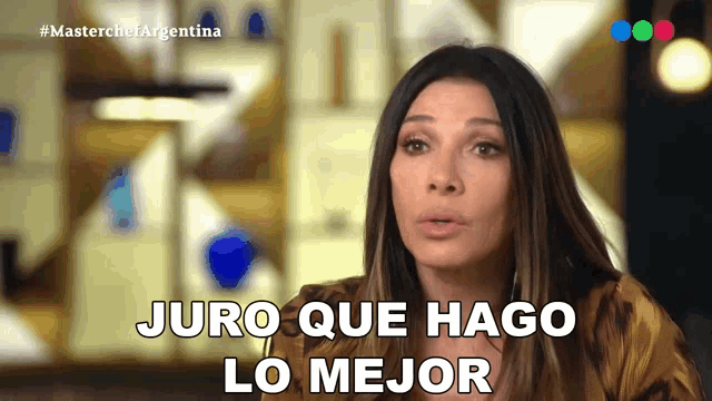 a woman says " juro que hago lo mejor " in front of a blurred background