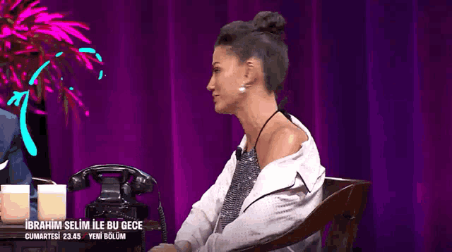 a woman sitting in front of a purple curtain with ibrahim selim ile bu gece written on the bottom