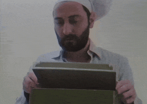 a person is holding a piece of paper with the words ama neden written on it