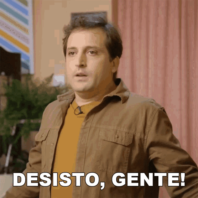 a man in a brown jacket says " desisto gente " in white letters