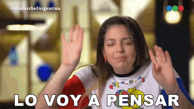 a woman says lo voy a pensar with her hands up in the air