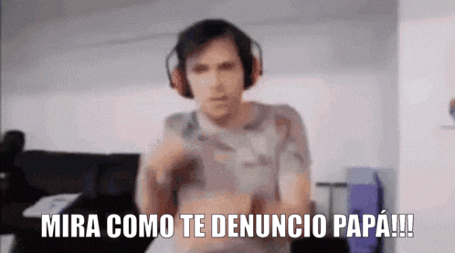 a man wearing headphones says mira como te denuncio papa !!!