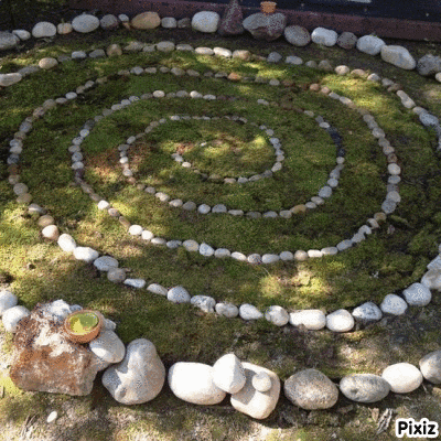 a picture of a spiral made of rocks and moss with pixiz written on the bottom