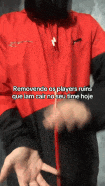 a person wearing a red and black jacket with the words removendo os players ruins que iam cair no seu time hoje written below