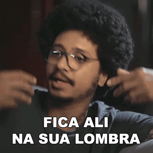 a man with glasses says fica ali na sua lombar