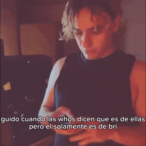 a man kissing another man with the words guio cuando las whos dicen que es de ellas pero el solamente es de bri below