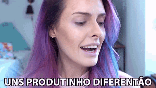a woman with purple hair is crying with the words uns produtinho diferentao written below her