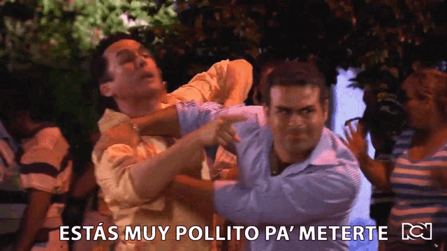 a man is pointing at another man with the words " estas muy pollito pa meterte " below him