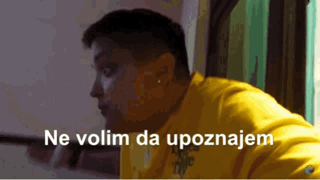 a man in a yellow shirt with the words ne volim da upoznajem on the bottom