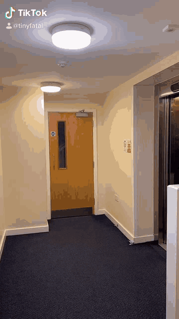 a hallway with a door and a sign that says ' no smoking '