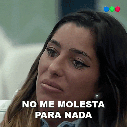 a close up of a woman 's face with the words no me molesta para nada above her
