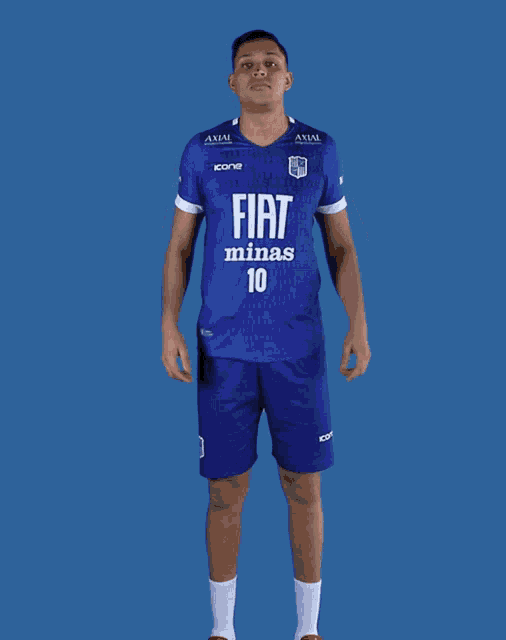 a man in a blue shirt that says fiat minas on it