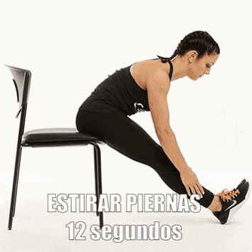 an older woman sits in a chair with her arms outstretched and the words estirar brazos 12 segundos above her