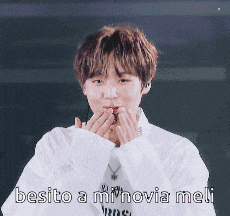 a young man with his hands on his face and the words besito a mi novia meli