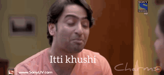 a man in an orange shirt says " itti khushi " in front of a sony logo