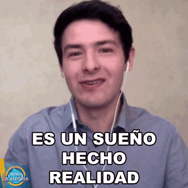 a man wearing ear buds says es un sueño hecho realidad