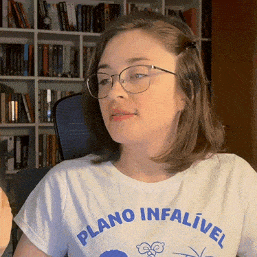 a woman wearing glasses and a white t-shirt that says plano infalivel