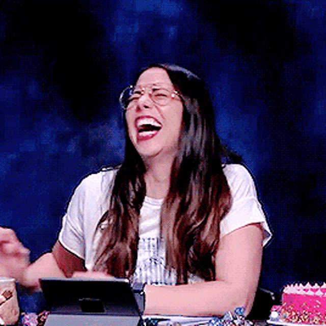 Critical Role Laura Bailey GIF - Critical Role Laura Bailey Laughing GIFs