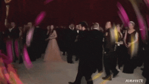 a blurry picture of a crowd of people with the caption himayintr