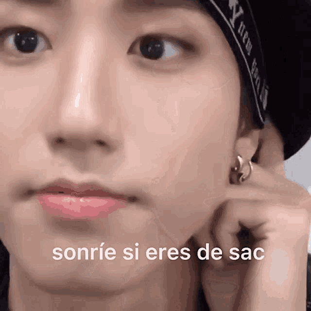 a close up of a person 's face with the words sonrie si eres de sac written below it