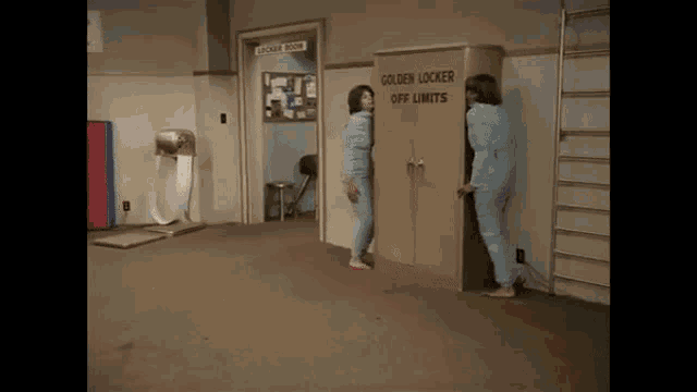 Laverne And Shirley Fat City Holiday GIF - Laverne And Shirley Fat City Holiday Tied Up GIFs