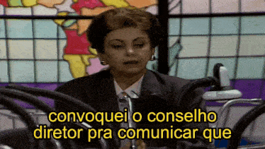 a woman speaking into a microphone with the words convoquei o conselho diretor pra comunicar que