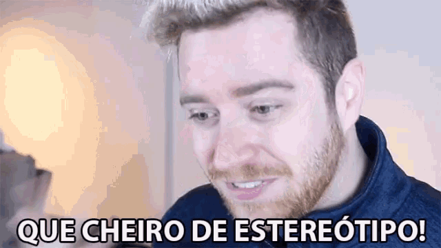 a man with a beard says que cheiro de estereotipo in spanish