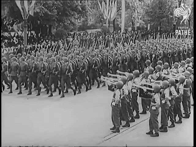 a black and white photo of soldiers marching in a parade with a caption that says animate pathe