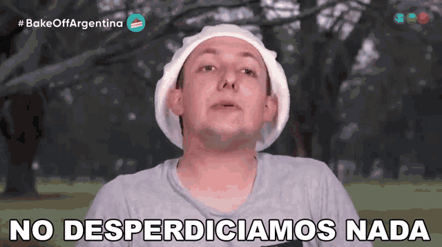 a man wearing a white hat and a grey shirt says no desperdiciamos nada