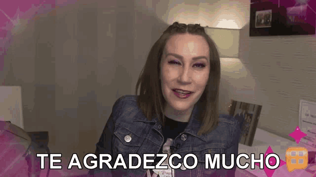 a woman with braces on her te agradezco mucho sign