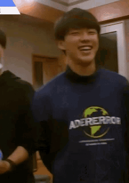 a man wearing a blue shirt that says adererror on it